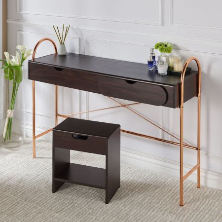 Módní toaletní stolek v britském stylu